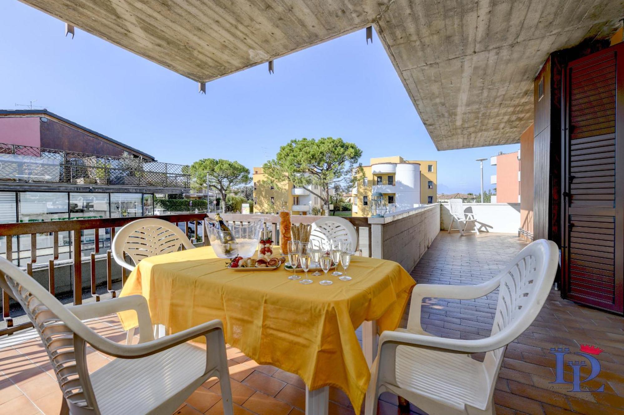 Desenzanoloft Official Partner Marriott Homes & Peschiera Fantasy Apartment's Peschiera del Garda
